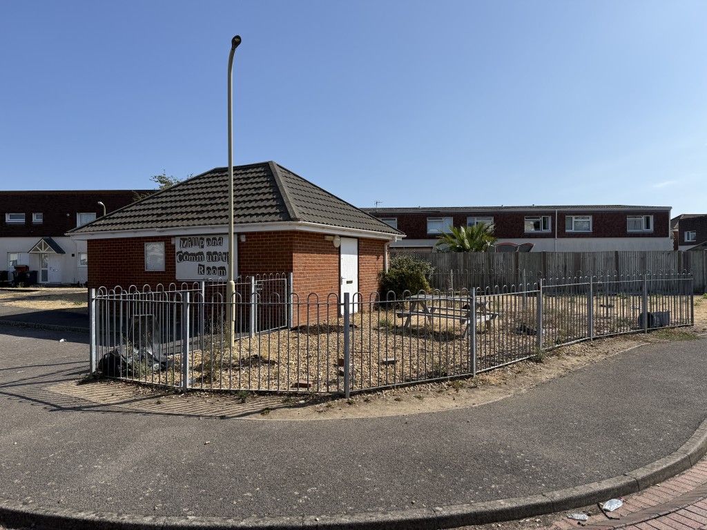 Lot: 138 - FORMER COMMUNITY CENTRE - View of fenced outside area